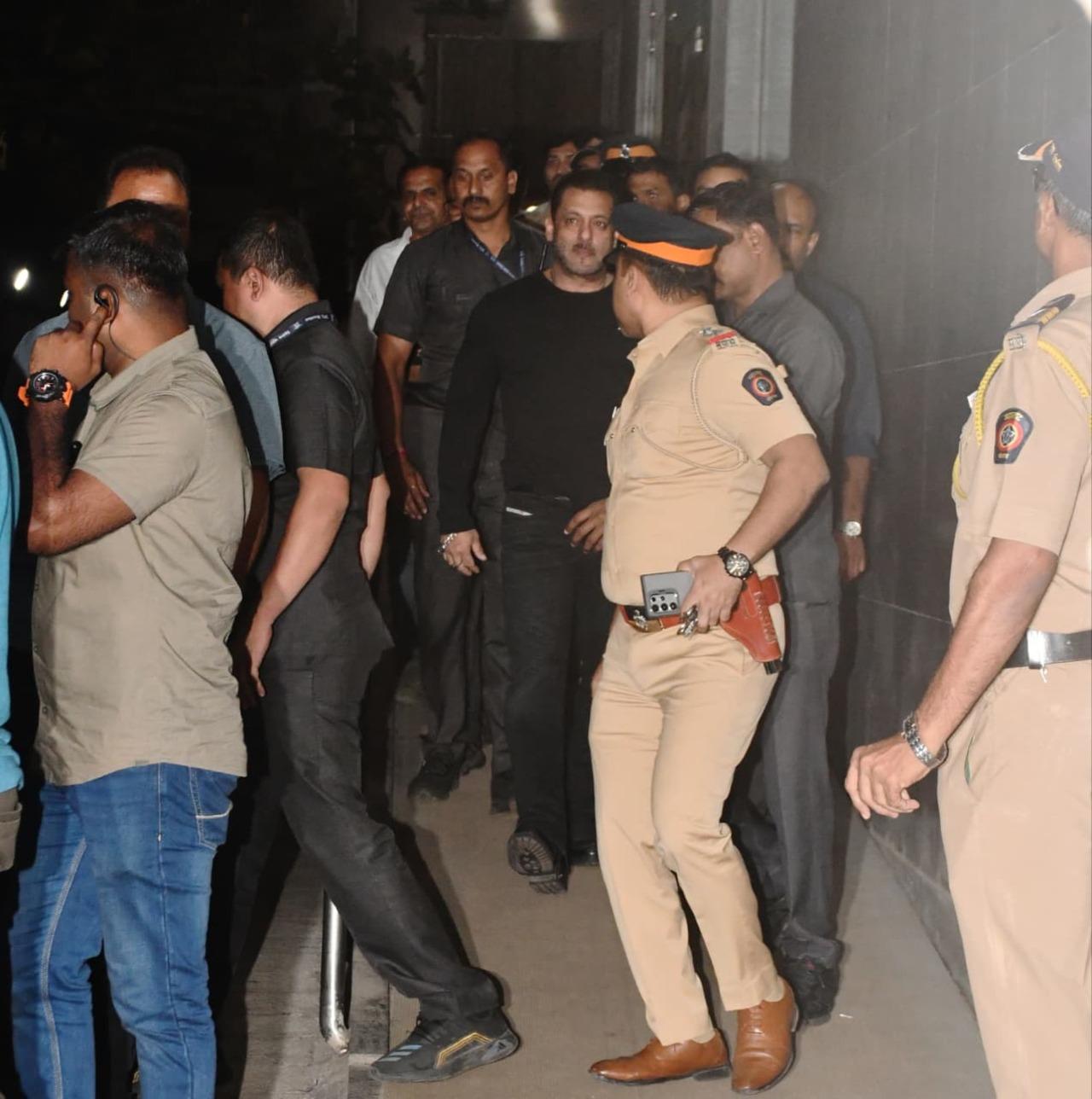 Salman Khan was seen arriving at the hospital with heavy security as he came to visit his brother, sister-in-law and the newest member of the Khan-daan. 